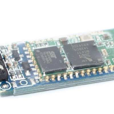 Módulo Bluetooth de circuito impresso com pinos e chips