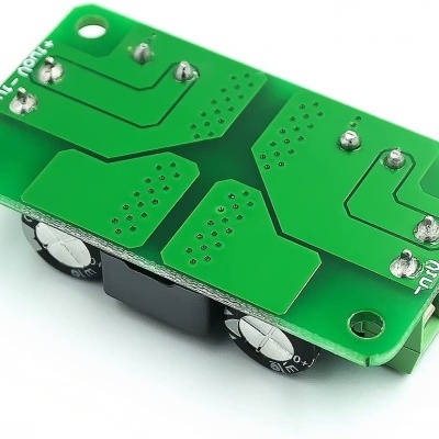 Placa eletrónica verde com condensadores e texto branco