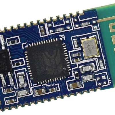 Placa eletrónica azul com chip e módulo de antena