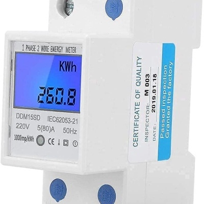 Medidor de energia elétrica digital branco com visor azul e certificação de qualidade