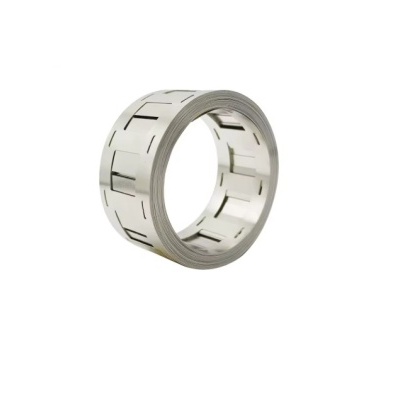 Rolo de etiquetas adesivas brancas com recortes pretos