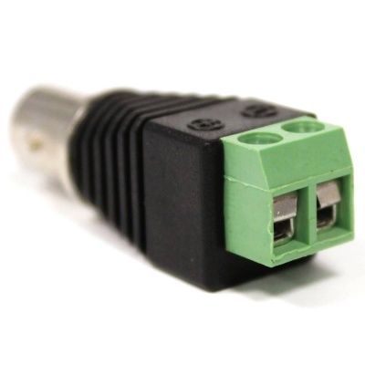 Conector adaptador preto com terminal verde em fundo branco