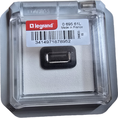 Base de tomada elétrica com tampa transparente e selo Legrand