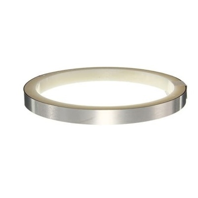 Anel prateado sobre fundo branco