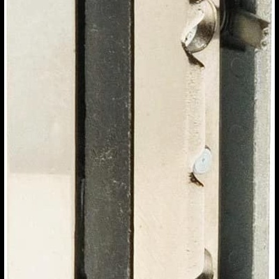 Fechadura elétrica metálica prateada com parafusos