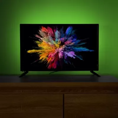 Televisor de ecrã plano preto com imagem colorida abstrata em fundo verde