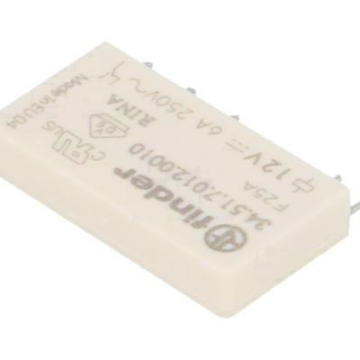 Relé branco retangular com texto impresso e quatro pinos metálicos