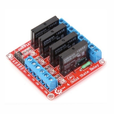 Placa eletrónica vermelha com 4 relés de estado sólido OMRON e terminais azuis