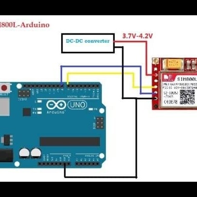 Arduino UNO azul conectado a módulo SIM800L vermelho com fios e textos de energia