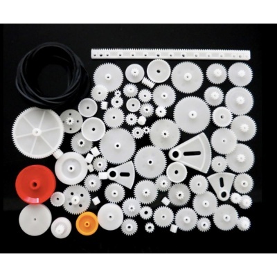 Conjunto de engrenagens plásticas de vários tamanhos e cores sobre fundo preto