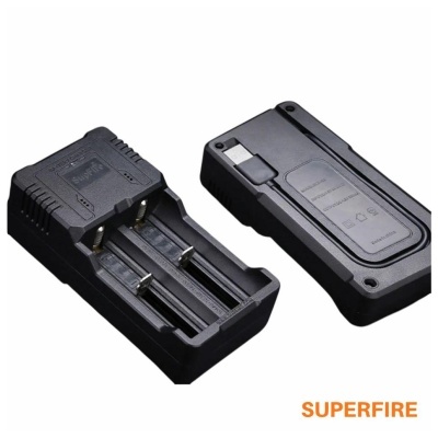 Carregador preto de duas baterias com texto SUPERFIRE.