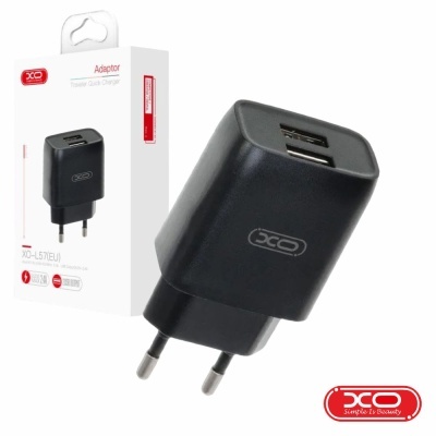 Adaptador de carregador preto com dois USB em fundo branco e embalagem