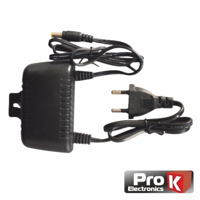 Adaptador de corrente preto com ficha de dois pinos e cabo com conector redondo