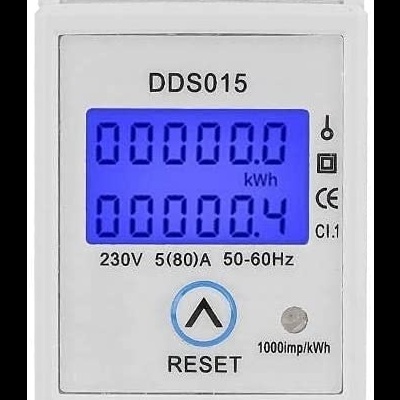 Medidor elétrico DDS015 com visor digital azul e botão RESET