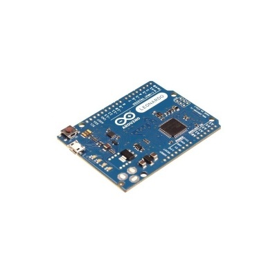 Placa eletrónica azul Arduino Leonardo com componentes e conector micro USB