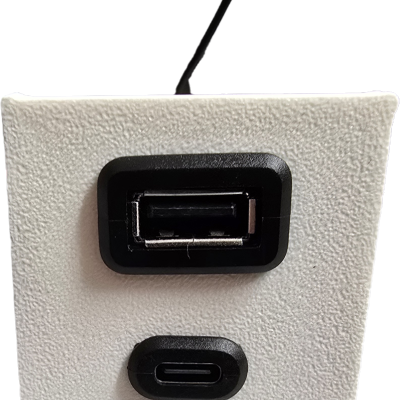 Base branca texturizada com portas USB-A e USB-C pretas