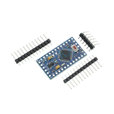 Placa de circuito azul com componentes eletrónicos e microchip, e conjuntos de pinos metálicos ao lado