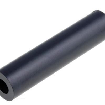 Tubo cilíndrico oco preto de superfície lisa em fundo branco