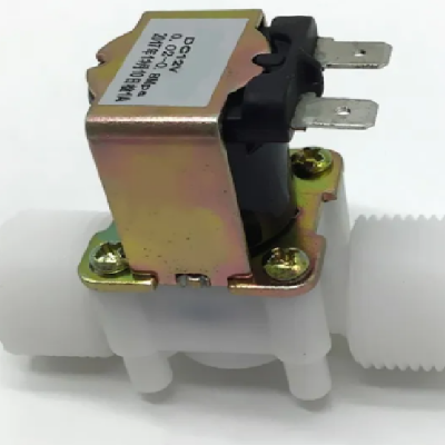 Válvula solenoide branco e amarelo com conexões elétricas e roscas