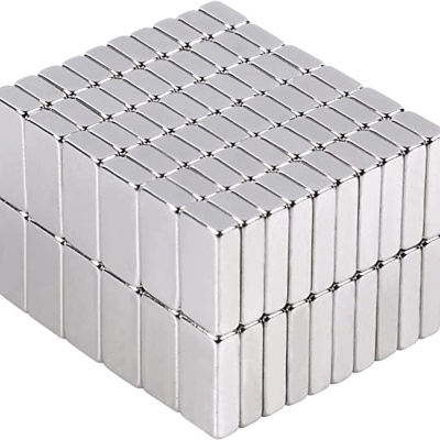 Blocos magnéticos retangulares prateados em formato cúbico