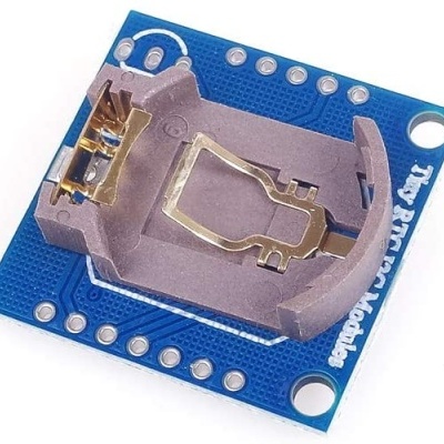 Placa eletrónica azul com suporte metálico para pilha