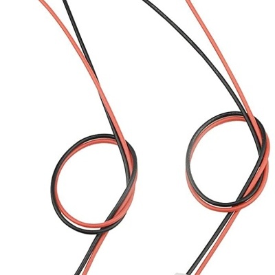 Dois cabos elétricos com fios vermelhos e pretos e conetores brancos