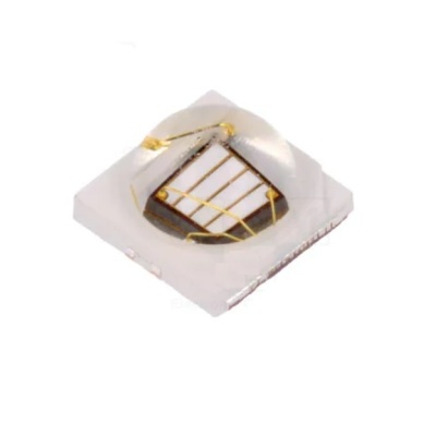 Componente eletrónico quadrado com placa metálica triangular e padrões dourados