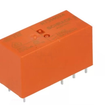 Relé electrónico color naranja con seis pinos y texto técnico en la parte superior