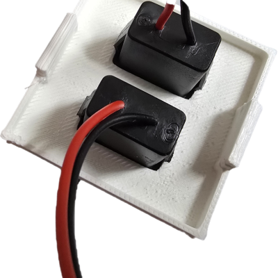 Componentes eletrónicos retangulares pretos com fios vermelhos e pretos numa base branca quadrada