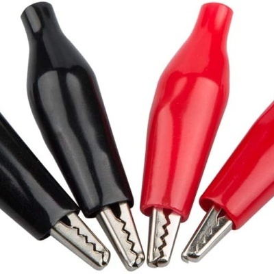 Quatro grampos crocodilo vermelhos e pretos