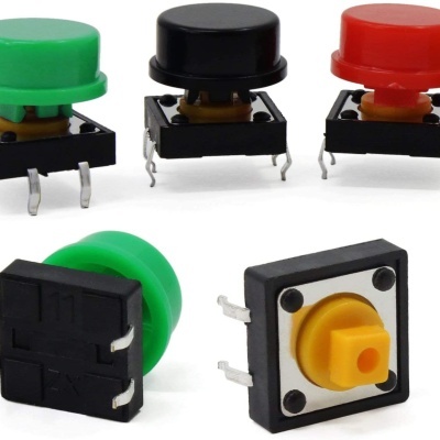 Botões tácteis de plástico coloridos com base preta e pinos metálicos