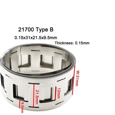 Anel metálico prateado com cortes retangulares e medidas impressas