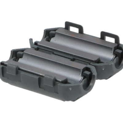 Dois filtros de ferrite pretos cilíndricos com ganchos de fixação