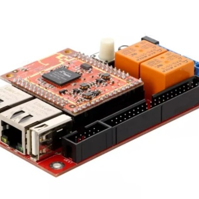 Placa eletrónica vermelha com módulos RJ45 metálicos, relés laranja e conectores pretos