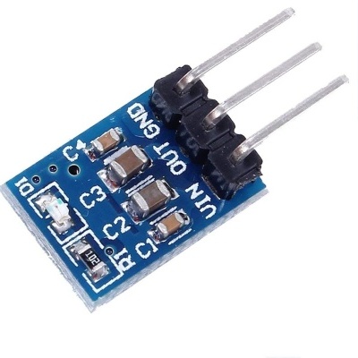 Módulo eletrônico azul com três pinos e componentes montados