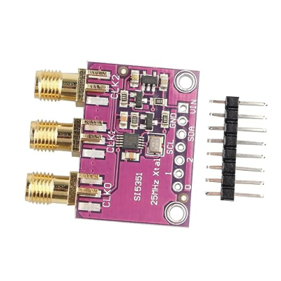 Placa eletrónica roxa com conectores dourados tipo SMA e componente SI5351