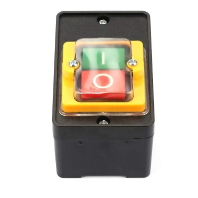 Interruptor elétrico retangular com botões verde e vermelho cobertos por tampa plástica transparente