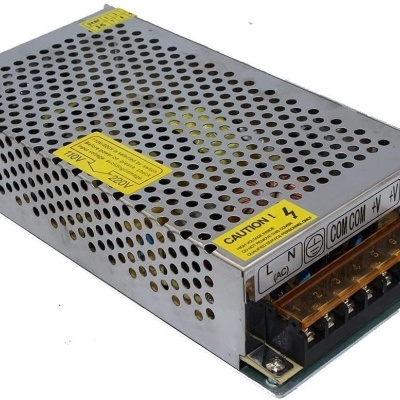 Transformador metálico perfurado com etiquetas amarelas