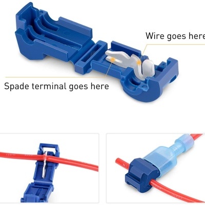 Clipes elétricos azuis para terminais e fios vermelhos com instruções