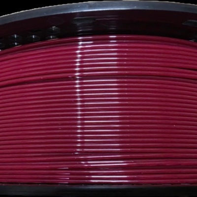 Bobina de fio isolado vermelho em carretel preto