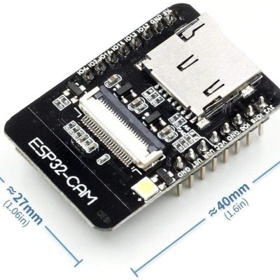Placa eletrónica ESP32-CAM preta com conector branco e slot para cartão de memória