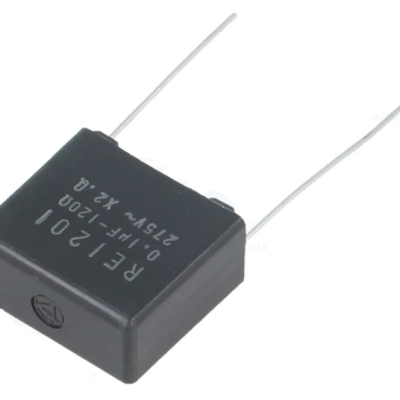 Condensador de filme preto com terminais e texto impresso.