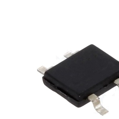 Componente eletrónico preto com quatro terminais metálicos curvados