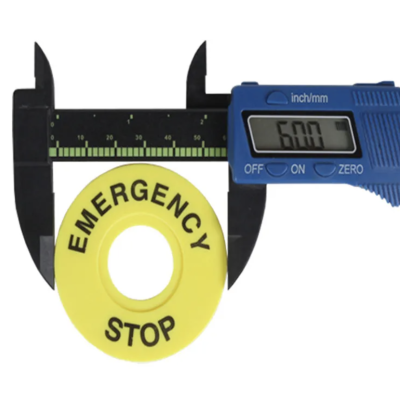 Calibrador digital a medir anel amarelo com texto Emergency Stop
