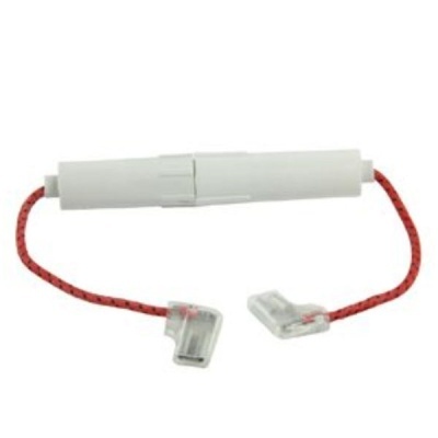 Conector de cabo elétrico branco com cabos vermelhos e pontas transparentes no fundo branco