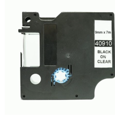 Fita de rotulagem preta com texto branco numa caixa plástica preta.