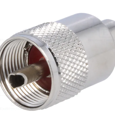 Conector metálico prateado com roscas internas e pin central