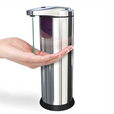 Dispensador automático metálico com líquido verde a ser dispensado para uma mão