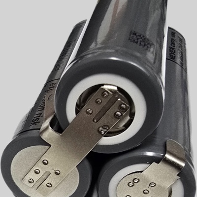 Três baterias cilíndricas com terminais metálicos e etiquetas cinzentas