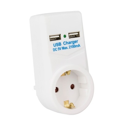 Carregador USB branco com duas portas USB e ficha elétrica com pinos redondos